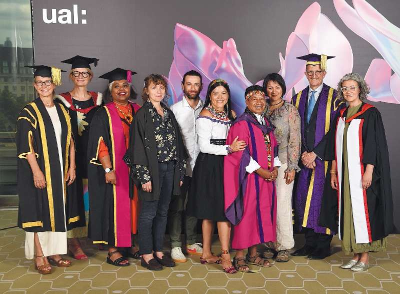 Aparte del colombiano Hernando Chindoy, la Universidad de las Artes de Londres exaltó a estos líderes globales: la famosa diseñadora de moda británica Beatrix Ong; Cyndi Rhoades; Florence Adepoju, empresaria y científica cosmética; Gavin Jantjes, reconocido artista y activista en favor de la libertad de expresión; Gus Casely-Hayford, experto en cultura en Inglaterra; Inua Ellams, poeta y dramaturgo; James Waterhouse, corresponsal de la BBC en Ucrania; Lesley-Ann Noel, investigadora de salud pública; Peter Hoar, director de cine y Tv; Saki Mafundikwa, diseñador gráfico de Simbabue, y Shantell Martin, artista por la identidad y la inclusión. / Cortesía de Dylan Browne