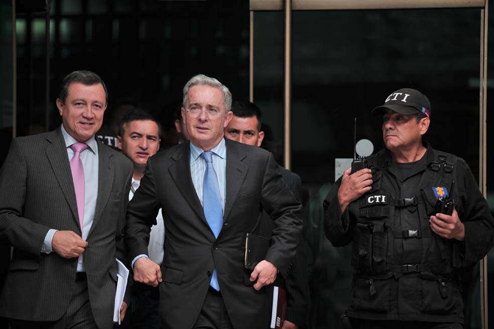 Los senadores del Centro Democrático Ernesto Macías (izq.) y el expresidente Álvaro Uribe, a la salida de una diligencia en la Fiscalía. / Andrés Torres - El Espectador