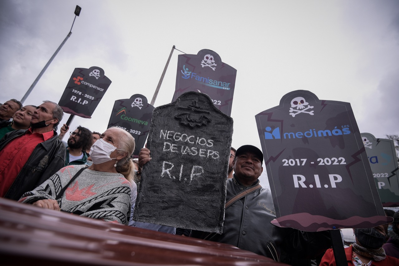 La exigencia se hizo por medio de un funeral simbólico de las EPS.