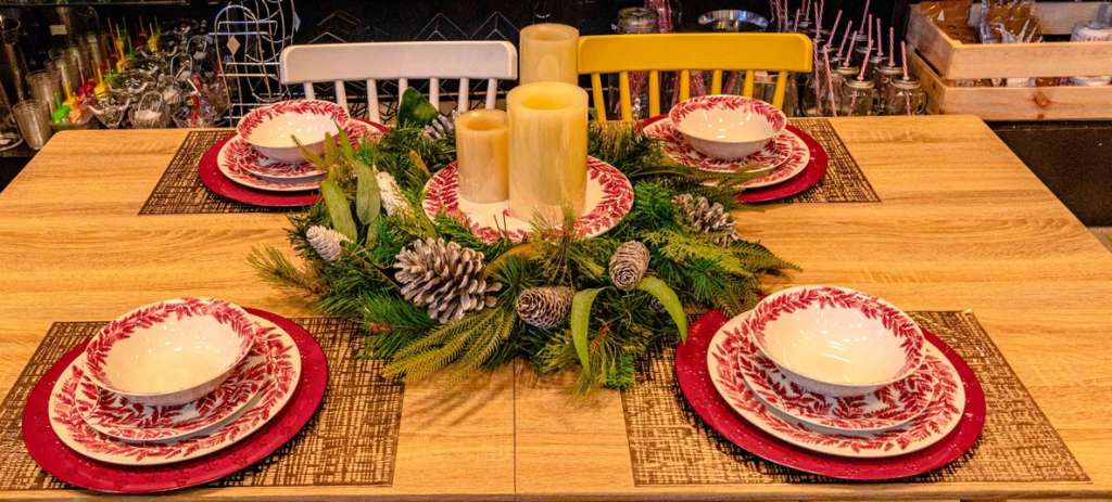 Para los individuales lo mejor será colocaren cada puesto unodorado. También hay que estar pendiente de los detalles.Ubicar un centro de mesa redondo y en su interior una tortera con diseño navideño, la cual decoraremos con velas blancas de distintas alturas.