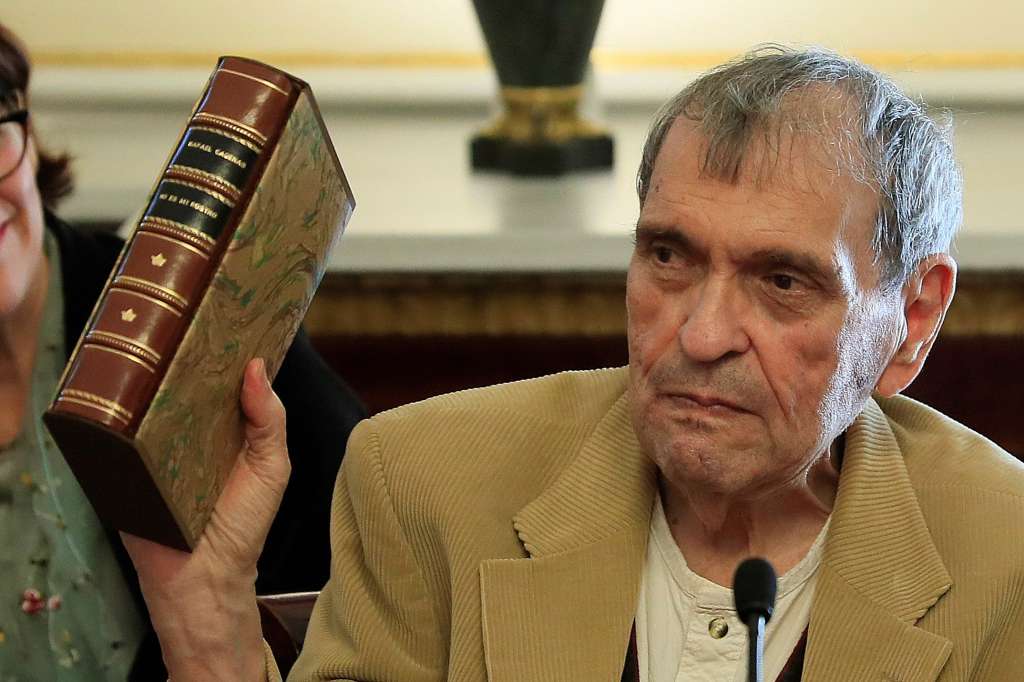 GRAF2201. MADRID, 10/11/2022.- Fotografía de archivo del 22/10/2018 del poeta venezolano Rafael Cadenas que este jueves ha sido galardonado con el Premio Cervantes 2022, el máximo reconocimiento de las letras en español y dotado con 125.000 euros (144.800 dólares). EFE/ ARCHIVO/Fernando Alvarado