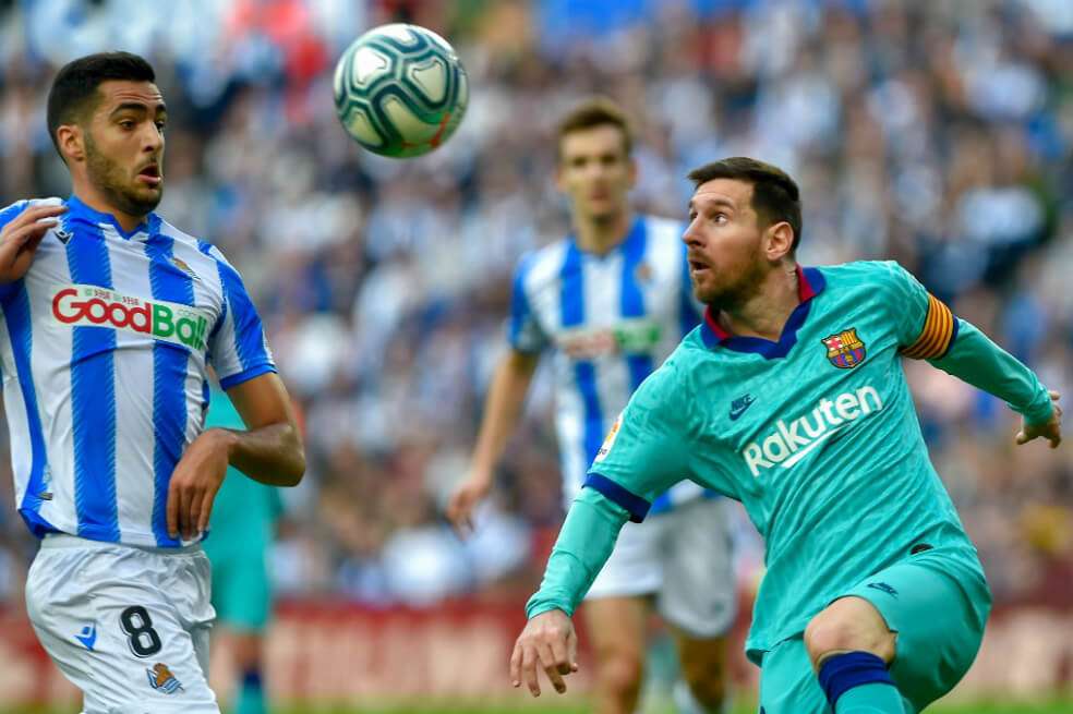 El argentino Lionel Andrés Messi (d), del FC Barcelona, durante el partido de este sábado contra Real Sociedad. / AFP