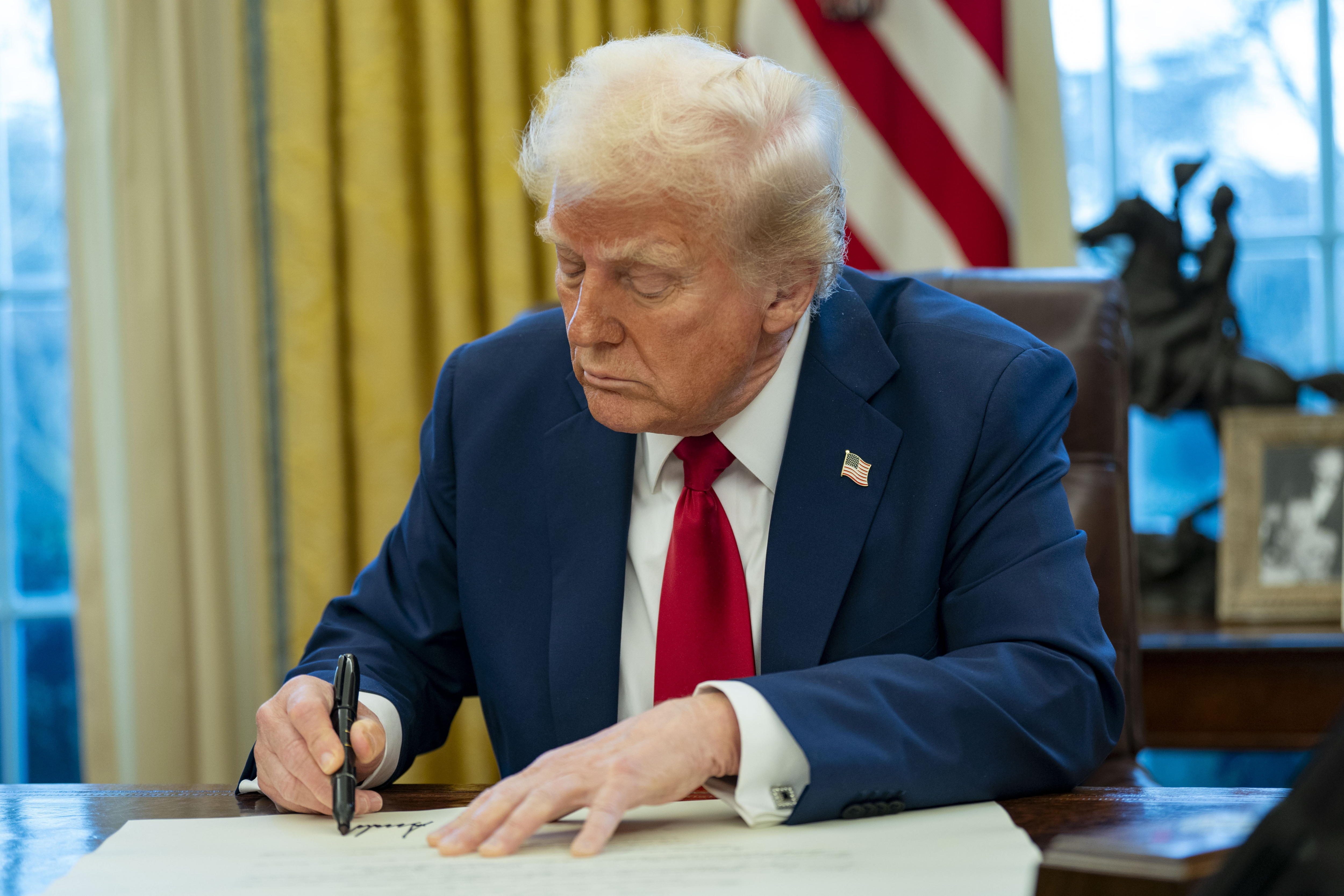 Washington (United States), 30/01/2025.- US President Donald Trump signs two executive orders in the Oval Office of the White House in Washington, DC, USA, 30 January 2025. The first order formally commissioned Christopher Rocheleau as deputy administrator of the FAA white the second ordered an immediate assessment of aviation safety. According to preliminary statements from the United States Federal Aviation Administration (FAA) and other officials, a PSA Airlines Bombardier CRJ700 regional jet, carrying 64 people, collided in midair on 29 January 2025 evening with a US Army Black Hawk helicopter, carrying three US service members, while on approach to Ronald Reagan National Airport, likely killing everyone on board. (Estados Unidos) EFE/EPA/BONNIE CASH / POOL