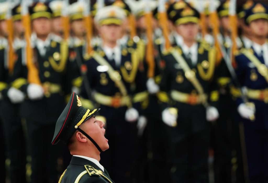 BEIJING (China), 25/11/2025.- A Chinese People's Liberation Army (PLA) honour guard shouts during a welcoming ceremony at the Great Hall of the People in Beijing, China, 25 November 2025. EFE/EPA/Maxim Shemetov / POOL