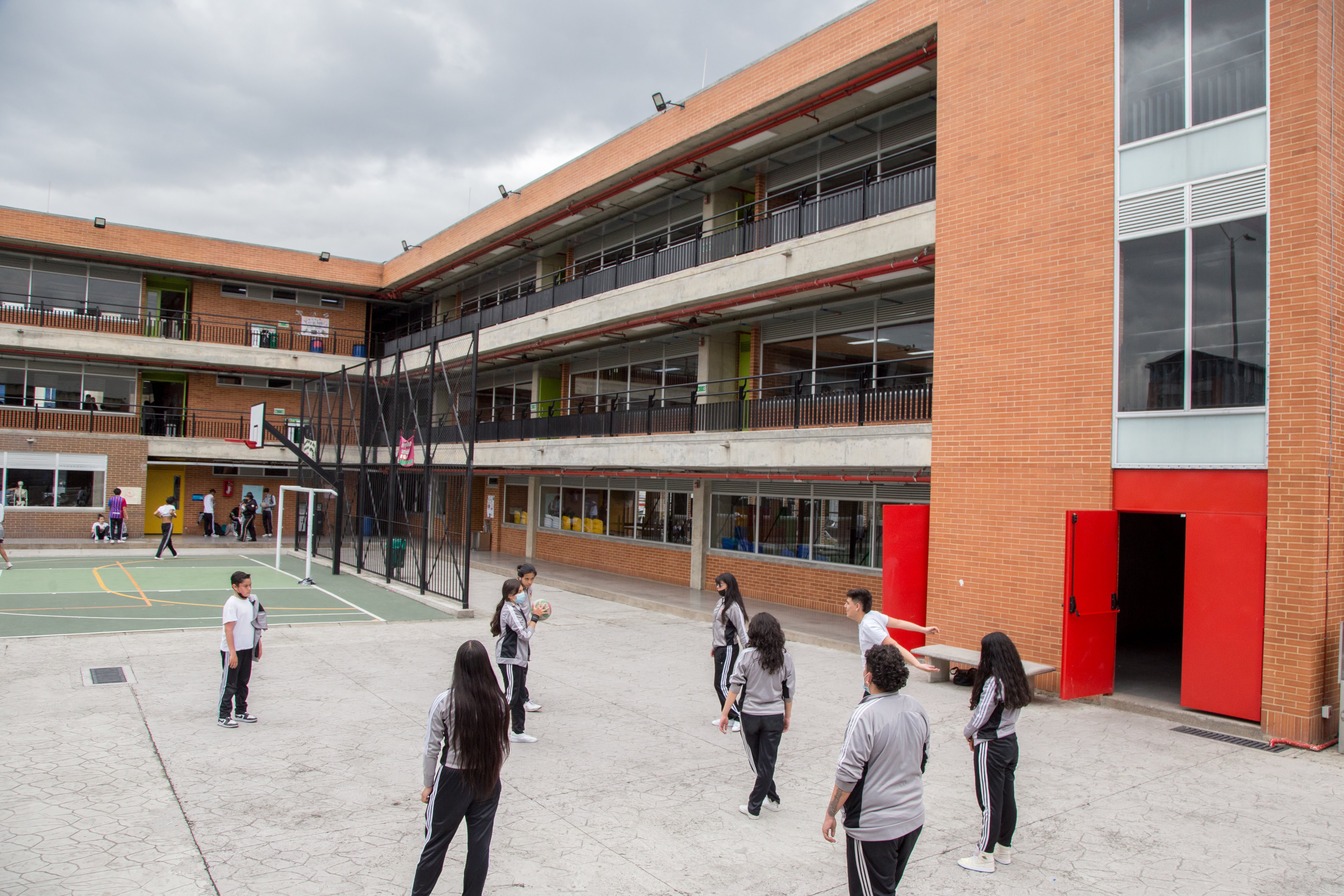 Colegio Guillermo León Valencia, de la localidad Antonio Nariño.