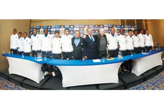 Los trece nuevos jugadores de Millonarios, acompañados por el técnico Rubén Israel, el presidente Enrique Camacho (centro.) y el director deportivo, Norberto Peluffo. / Cristian Garavito