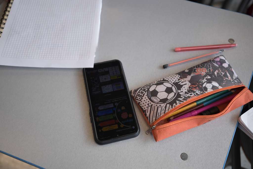 Estudiante de este colegio público ubicado en Bosa, Usan el celular.
