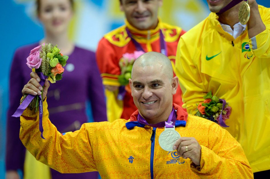 Moisés Fuentes exhibe la medalla de plata que ganó en los Paralímpicos de Londres 2012. / AFP