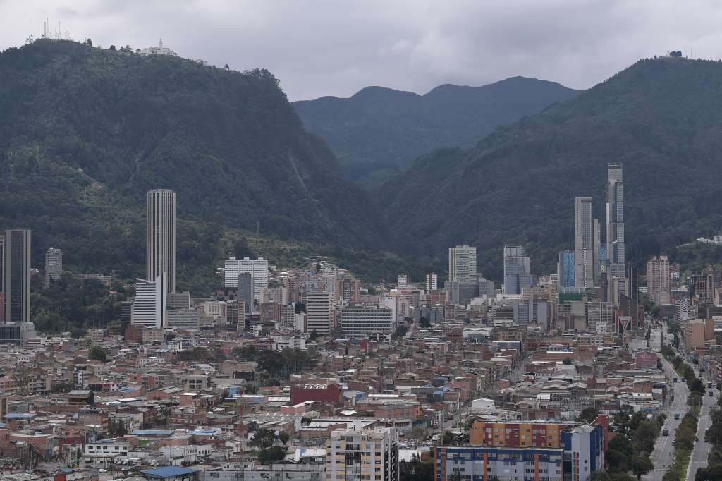 Sobrevuelo por la ciudad de Bogotá durante la cuarentena obligatoria generada por el Covid-19.