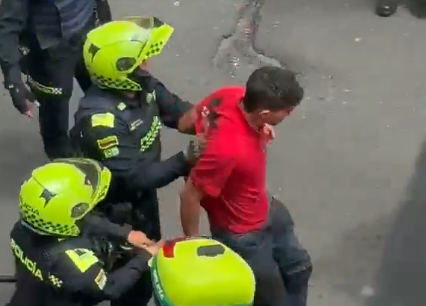 Imagen del video de redes sociales en el que quedó registrada la captura del hombre que atacó a su expareja en Cali.