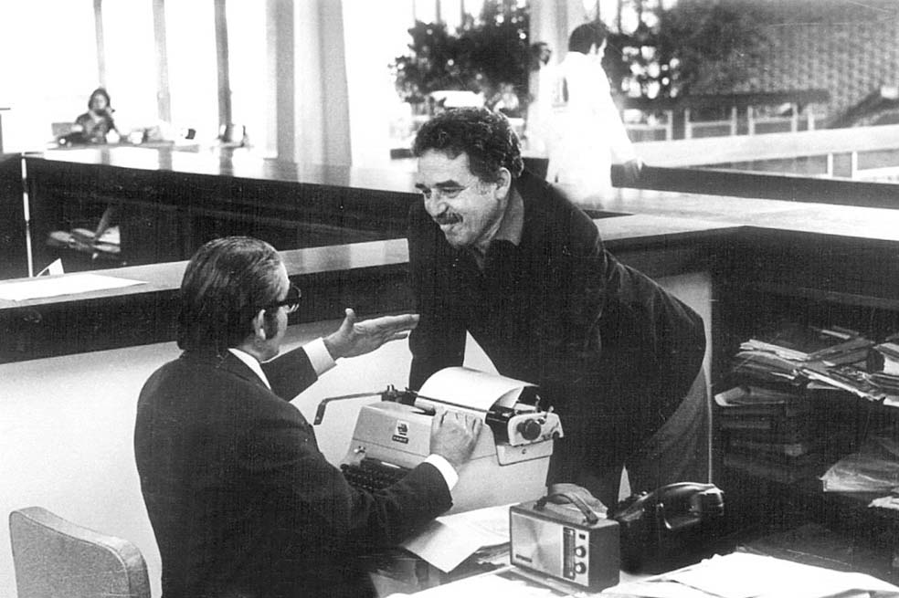 Durante sus jornadas en El Espectador, con Mike Forero Nougués, editor deportivo en los años 70.  / Archivo - El Espectador
