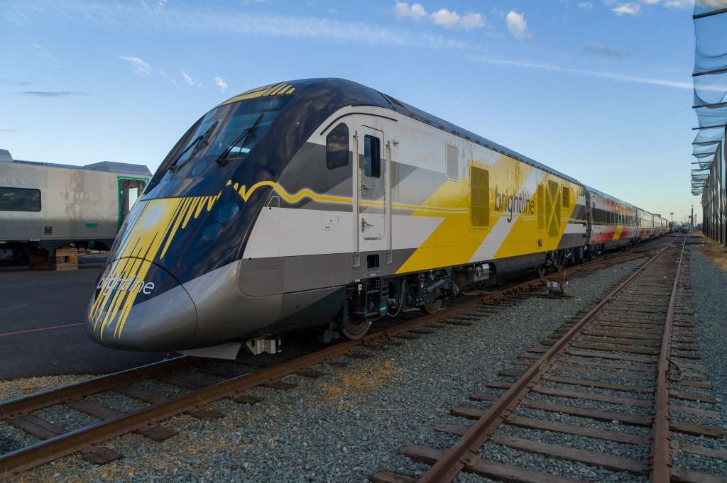 USA6104. ORLANDO (FL, EEUU), 20/04/2023.- Fotografía cedida por Siemens donde se aprecia uno de los trenes de alta velocidad de la compañía ferroviaria privada Brightline que comenzarán a partir de agosto a circular entre Miami y Orlando, según anunció este jueves la empresa al dar a conocer la nueva estación situada en la ciudad de los parques temáticos. El eje ferroviario de 235 millas (378 km) conectará el centro de Miami con el Aeropuerto Internacional de Orlando, con paradas en Fort Lauderdale y Palm Beach. EFE/Siemens /SOLO USO EDITORIAL/NO VENTAS/SOLO DISPONIBLE PARA ILUSTRAR LA NOTICIA QUE ACOMPAÑA/CRÉDITO OBLIGATORIO