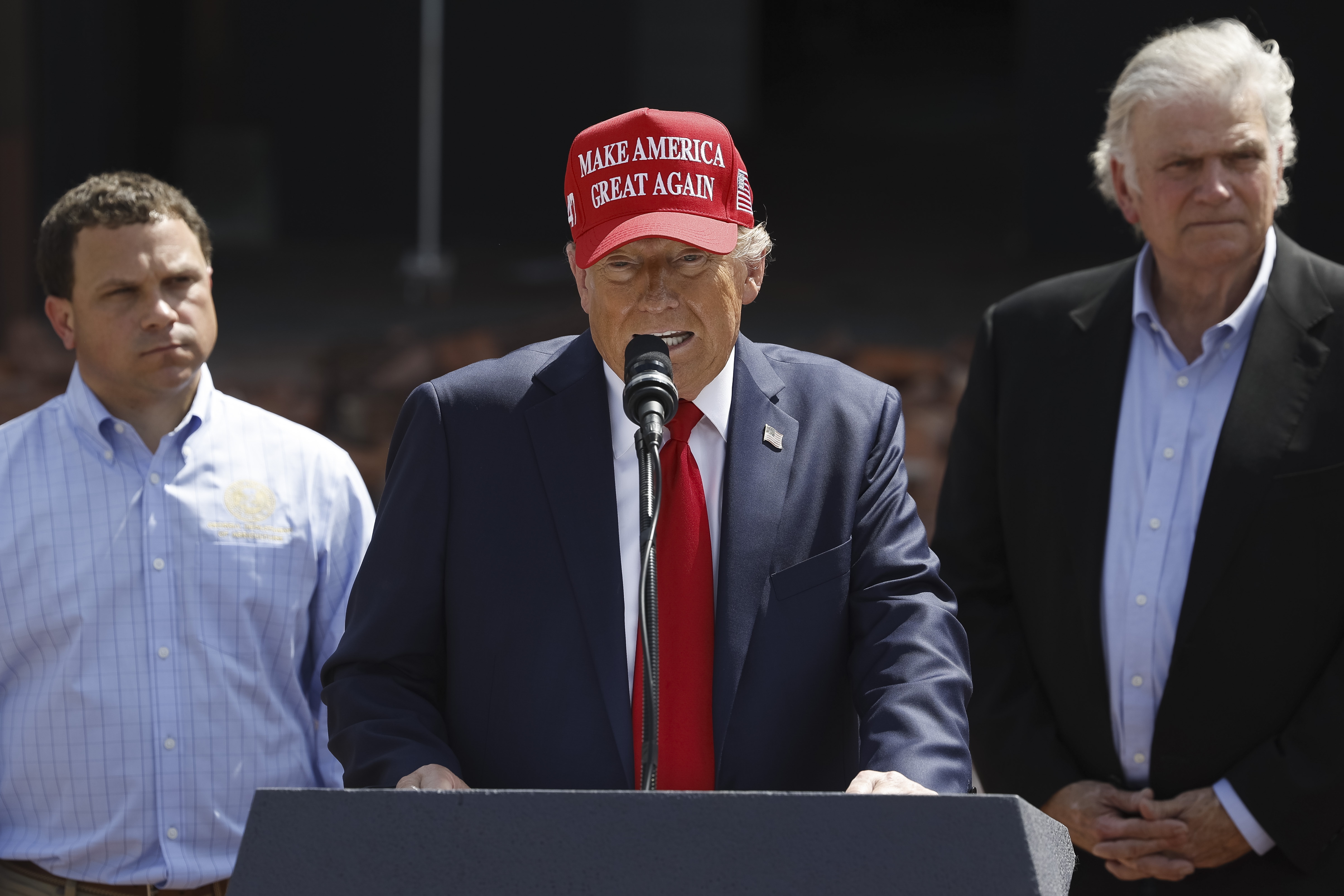 Valdosta (United States), 30/09/2024.- Republican presidential candidate Donald J. Trump (C) speaks while touring damaged areas from Hurricane Helene in Valdosta, Georgia, USA, 30 September 2024. Many parts of the southeastern portion of the United States were affected by heavy rains and wind brought by the storm, which has killed nearly 100 people and left hundreds of thousands without power. (tormenta, Estados Unidos) EFE/EPA/ERIK S. LESSER