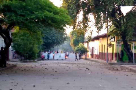 Disturbios entre comerciantes y Esmad por desalojo en la plaza de Natagaima, Tolima
