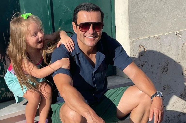 Tierna reacción de hija de Juan Diego Alvira al verlo en televisión