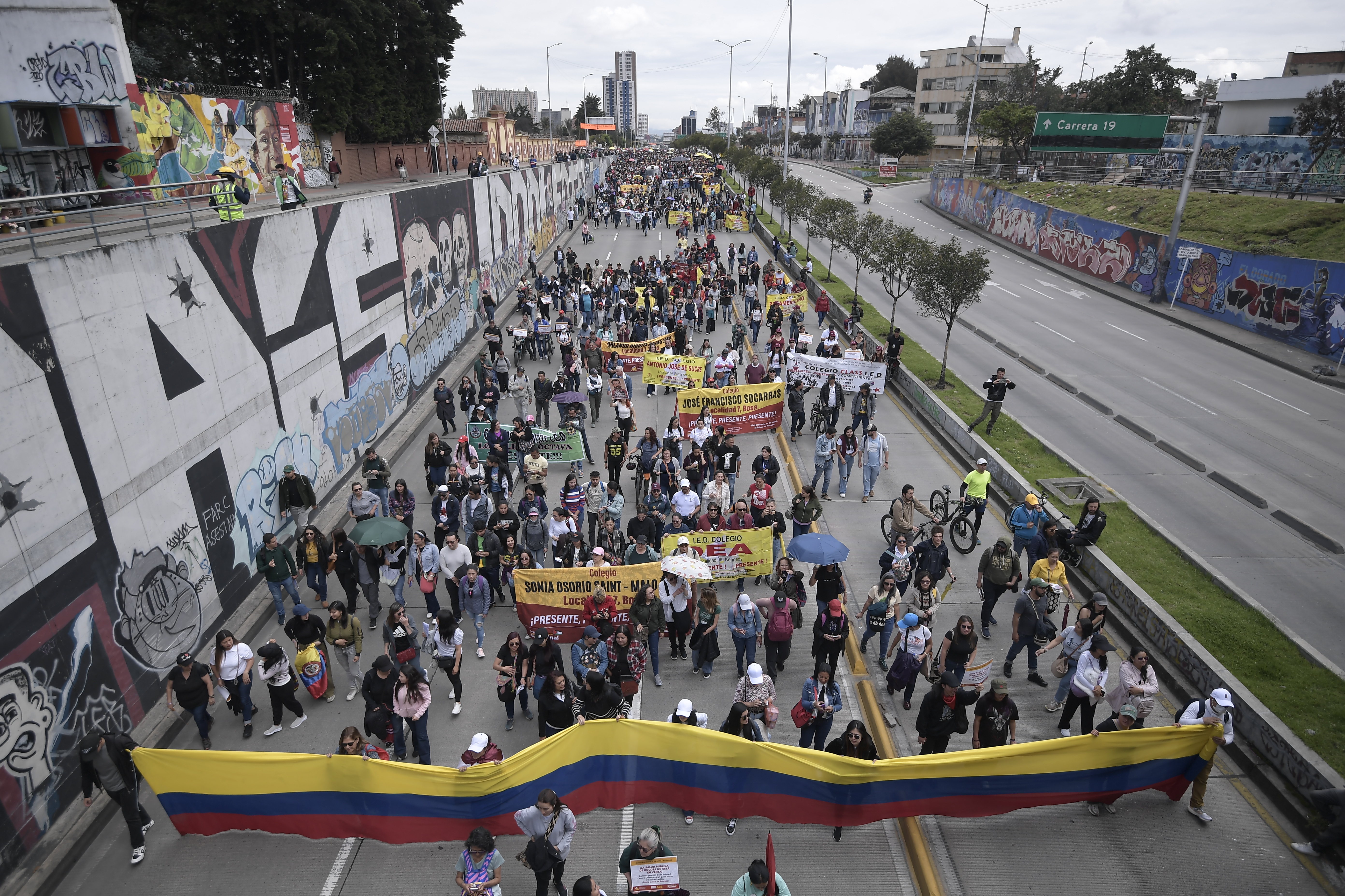 Movilización de algunos sindicatos de maestros de Bogotá,  convocaron a un paro de 24 horas para marchar en contra de la administración del alcalde Carlos Fernando Galán.