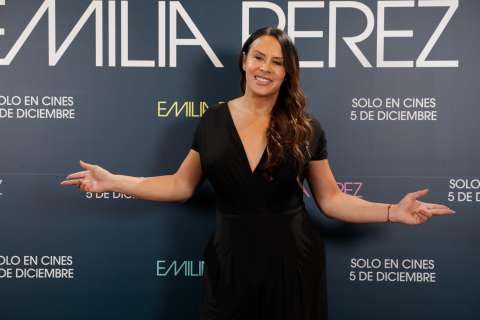 Karla Sofía Gascón, protagonista de “Emilia Pérez”, llora durante una entrevista
