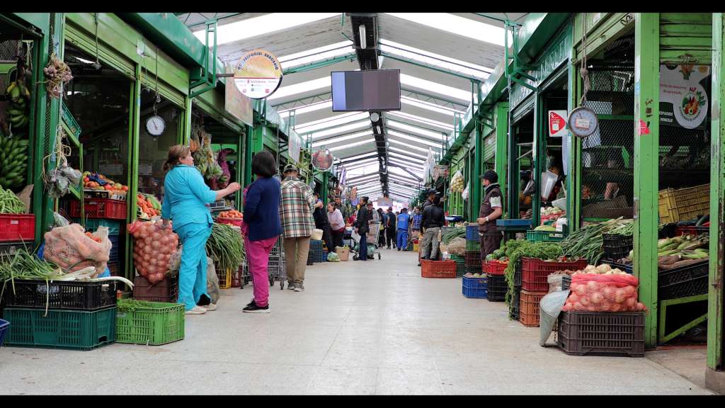 Así es trabajar en la Plaza de Mercado de Paloquemao de Bogotá