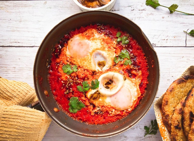 Así se preparan unos deliciosos huevos en salsa de tomate