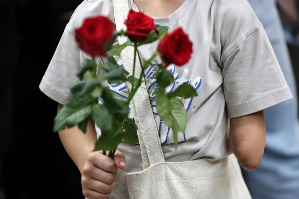 BEIRUT (Lebanon), 02/09/2025.- A child holds flowers as six Palestinian families with wounded children from the Gaza Strip arrive at Rafic Hariri International Airport for medical treatment in Beirut, Lebanon, 02 September 2025. More than 63,500 Palestinians have been killed in the Gaza Strip, according to the Palestinian Ministry of Health, since Israel launched a military campaign in response to a cross-border attack led by the Palestinian militant group Hamas on 07 October 2023, in which about 1,200 Israelis were killed and more than 250 taken hostage. (Líbano) EFE/EPA/WAEL HAMZEH