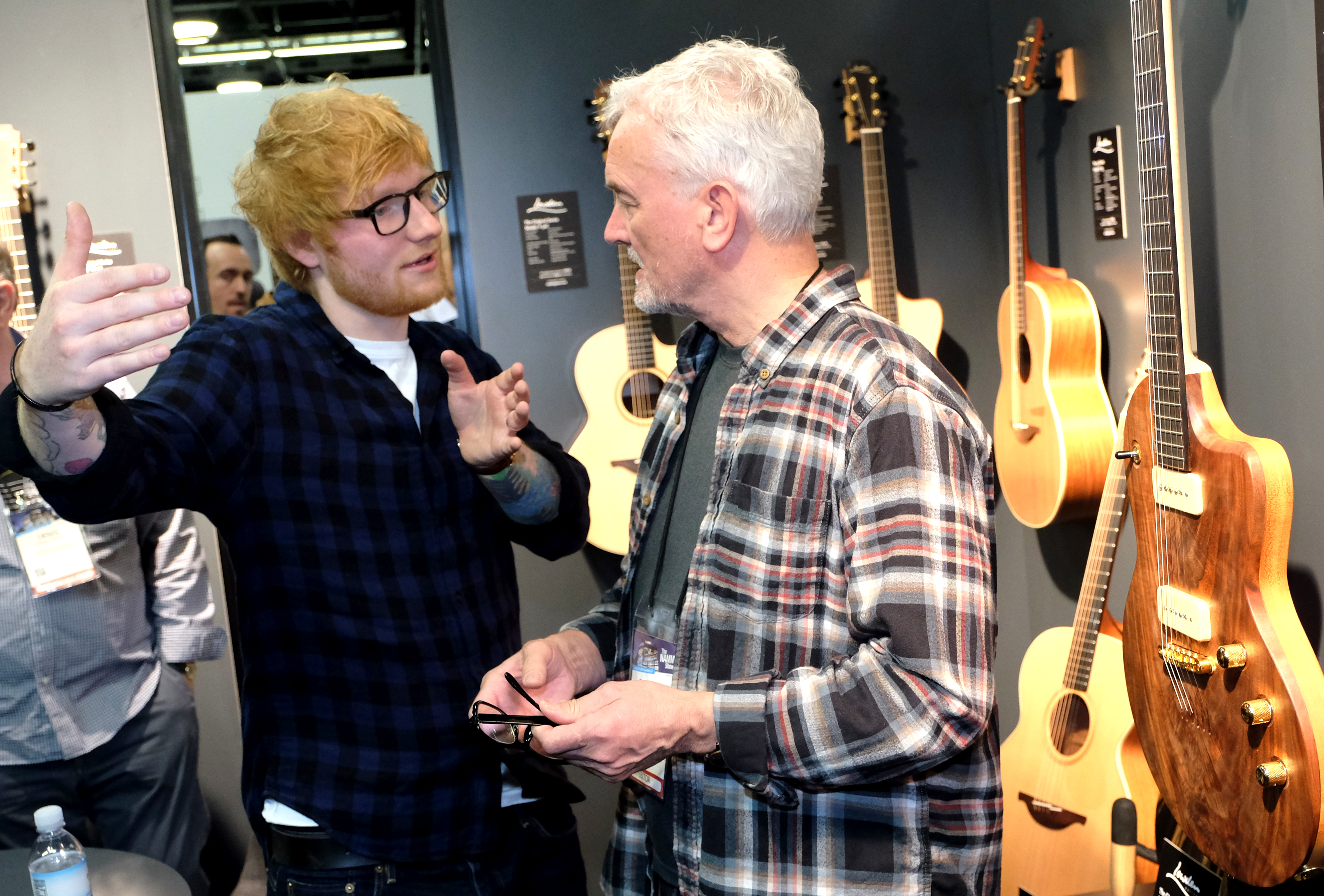 Esta línea de guitarras tendrá ocho modelos bajo el nombre genérico de Sheeran by Lowden. / AFP