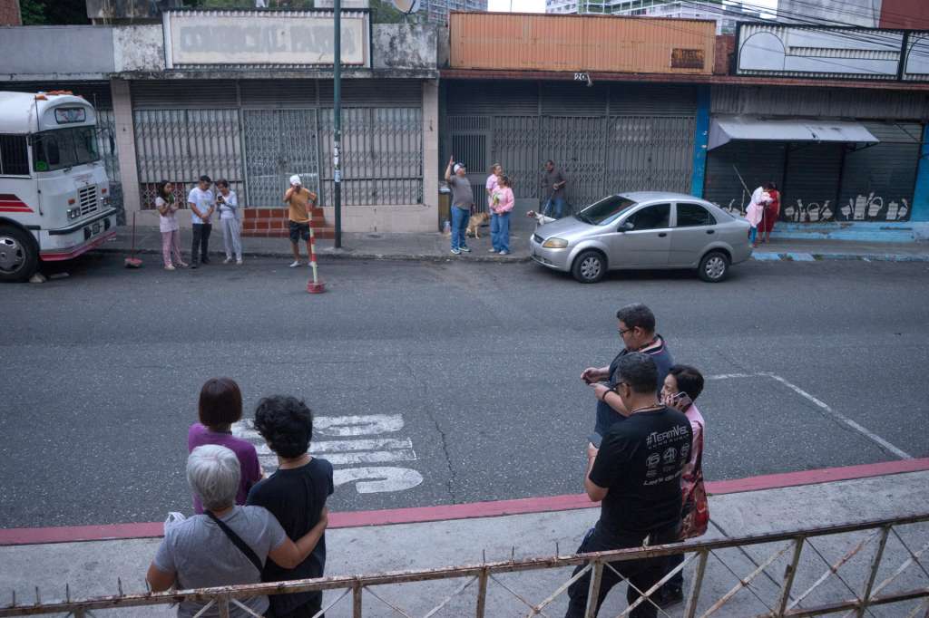 AME4059. CARACAS (VENEZUELA), 24/06/2026.- Personas esperan afuera de sus viviendas luego de dos fuertes terremotos que sacudieron el Caribe venezolano este miércoles, en Caracas (Venezuela). El principal fue un sismo de magnitud 7,5, informó el sistema oficial de alerta de tsunamis de Estados Unidos. EFE/ Boris Vergara