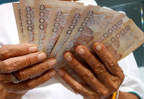 Pisar billetes o monedas podría costarle una pena de cárcel en este país