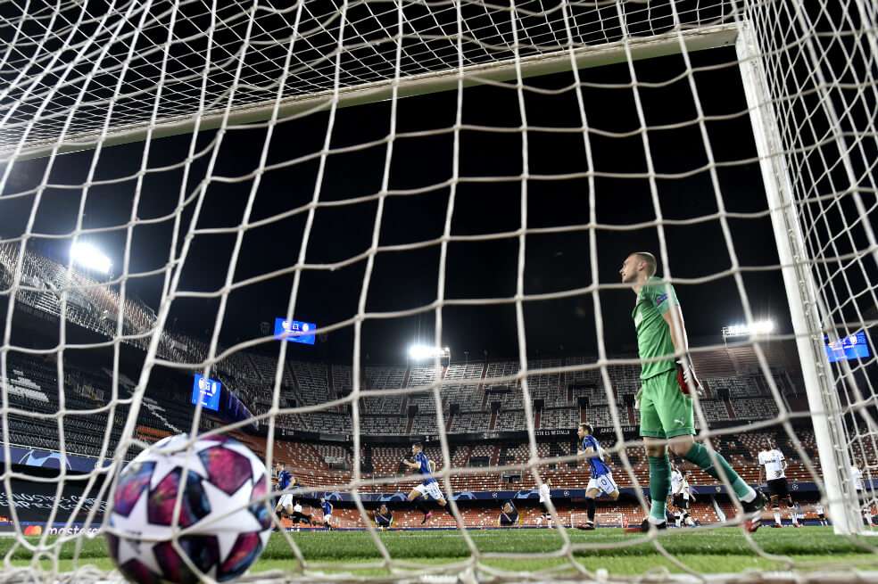 Un estadio Mestalla vacío acogió el duelo de Champions entre Valencia y Atalanta. / AFP