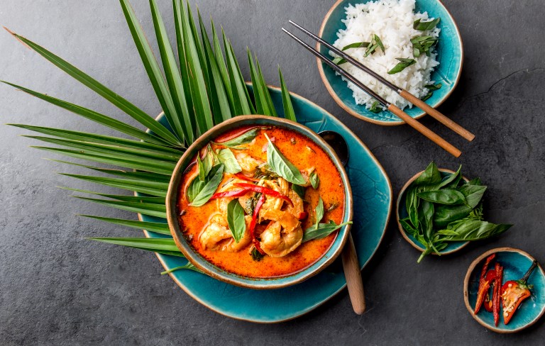 Esta es la receta para preparar pollo al curry tailandés