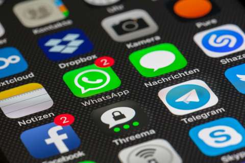 Jóvenes indígenas experimentan el amor virtual a través de Whatsapp