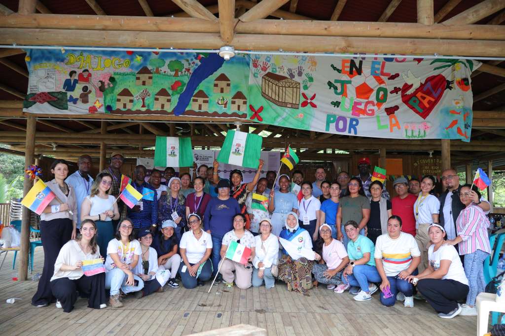 El colectivo Mujer Siembra con integrantes del Antiguo Espacio Territorial de Capacitación y Reincorporación (AETCR) de Mutatá, Antioquia.