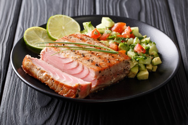 Aquí está la receta para preparar atún al ajillo