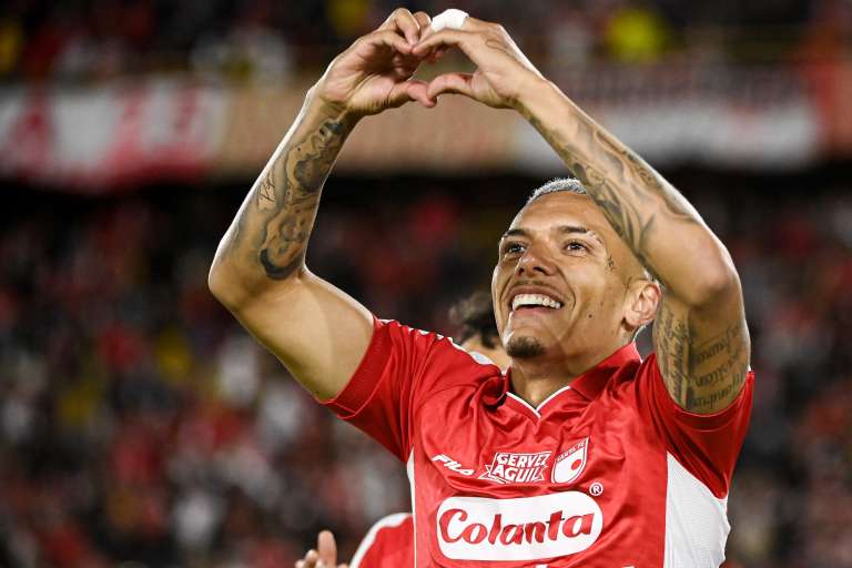 Franco Fagúndez celebrando su gol contra Caracas y el segundo tanto de Independiente Santa Fe en los playoffs de la Copa Sudamericana 2026.