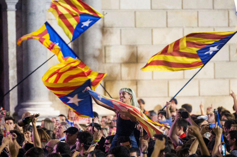 Miles de personas se han concentrado el viernes 27 de octubre en la Plaza de Sant Jaume de Barcelona, ante la sede del gobierno catalán, para festejar que el Parlament ha declarado de forma unilateral la independencia de Cataluña. / EFE Alberto Estévez