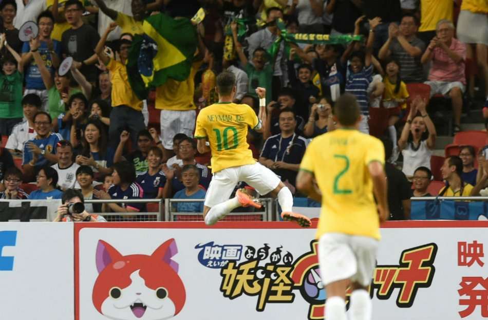Neymar celebra uno de sus cuatro goles contra Japón//AFP
