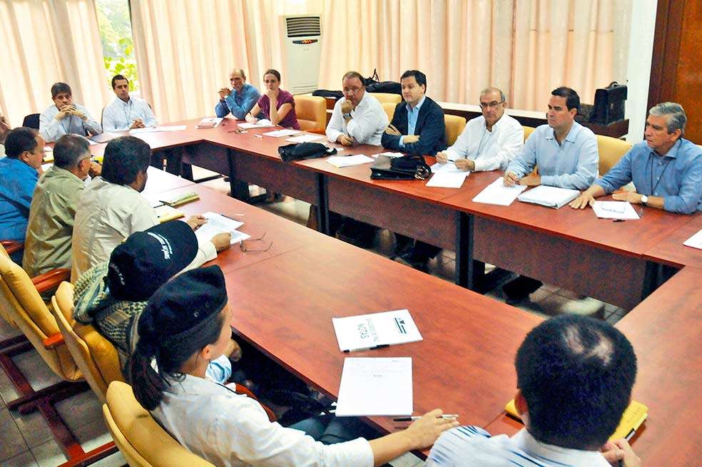 Las delegaciones de paz del Gobierno y las Farc durante uno de los ciclos de conversaciones en La Habana (Cuba). / EFE