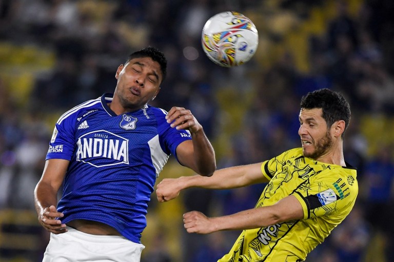 Luis Carlos Ruiz junto al defensor de Alianza Pedro Franco, quien fue campeón de liga con Millonarios en 2012.
