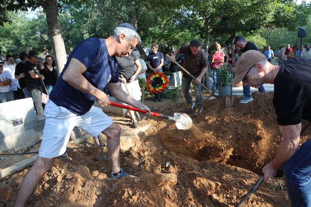 Familiares de Tom Godo cavan una tumba en Kibbutz Naan, cerca de Tel Aviv, para enterrarlo. Murió tras el ataque de Hamás del 7 de octubre.