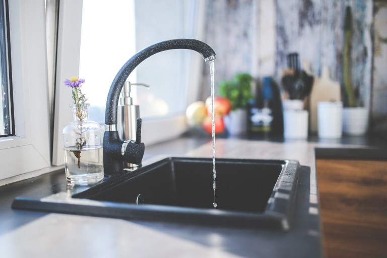 Casi la mitad del agua del grifo de EE. UU contiene sustancias nocivas para salud