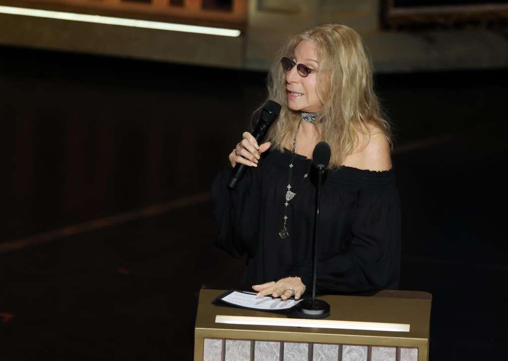 LOS ANGELES (United States), 16/03/2026.- Barbra Streisand pays tribute to Rob Reiner and his wife Michele on stage during the the 98th annual Academy Awards ceremony at the Dolby Theatre in Los Angeles, California, USA, 15 March 2026. EFE/EPA/CHRIS TORRES
