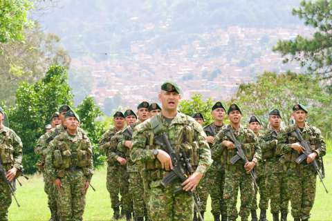Llegan a Medellín 350 soldados y 130 policías para reforzar seguridad en la ciudad