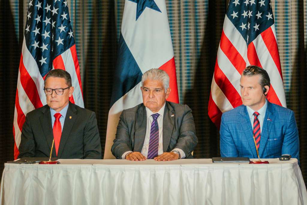 AME7437. CIUDAD DE PANAMÁ (PANAMÁ), 09/04/2025.- El ministro de Seguridad Pública de Panamá, Frank Alexis Abrego (i); el presidente de Panamá, José Raúl Mulino (c), y el secretario de Defensa de Estados Unidos, Peter Hegset, participan en la firma de un acuerdo este miércoles, en el Hotel Hilton de Ciudad de Panamá (Panamá). Los acuerdos alcanzados entre Panamá y Estados Unidos referidos al pago de peajes de buques de guerra estadounidenses o una mayor cooperación en seguridad no significan una cesión de la soberanía panameña sobre el Canal interoceánico, afirmó este miércoles el Gobierno panameño. EFE/ Walter Hurtado