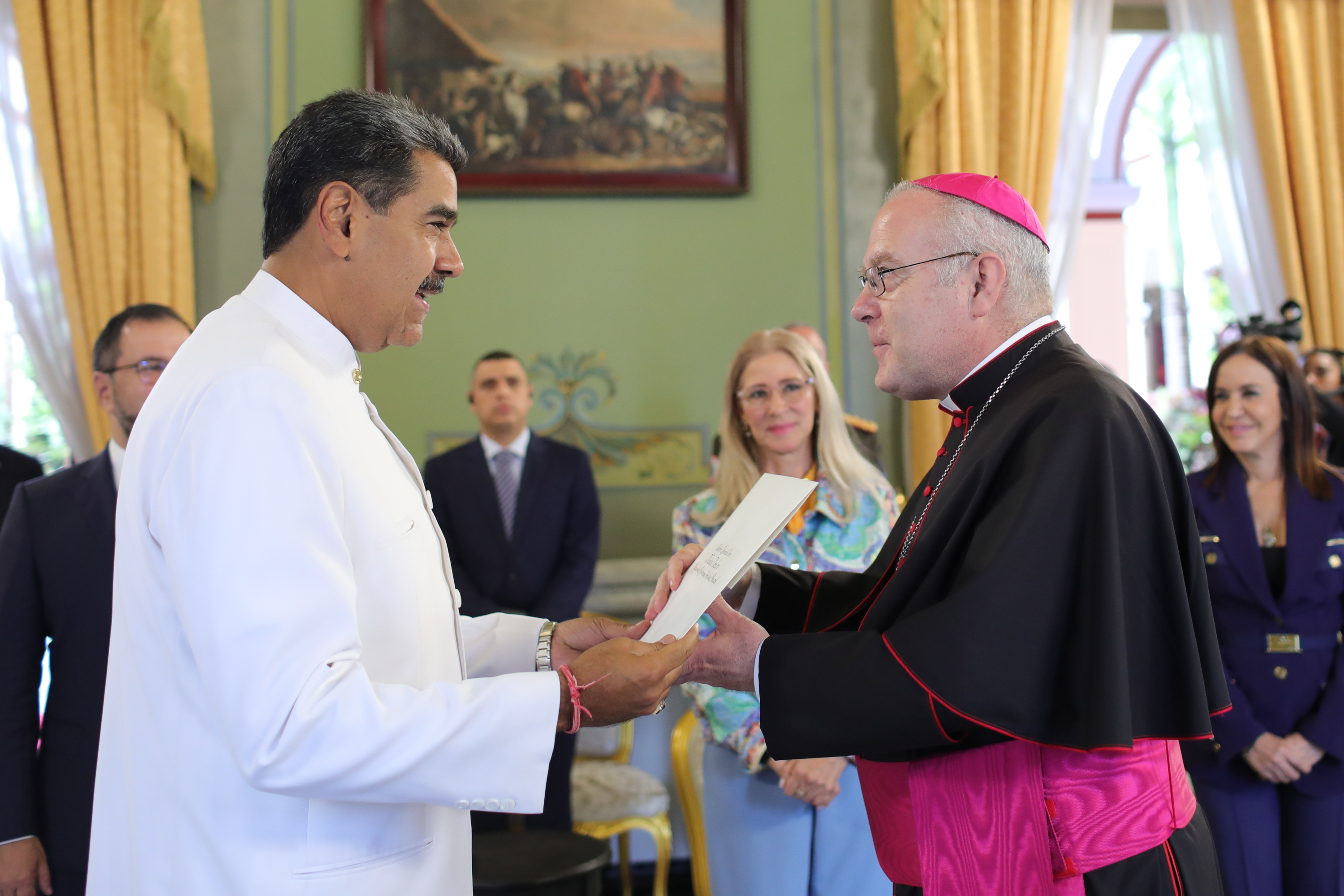 AME120. CARACAS (VENEZUELA), 13/08/2024.- Fotografía cedida por Prensa Miraflores del presidente de Venezuela, Nicolás Maduro, durante un acto junto al monseñor Alberto Ortega Martín, este martes en Caracas (Venezuela). Maduro recibió las cartas credenciales de monseñor Alberto Ortega Martín, nuncio apostólico de la Santa Sede designado ante el país caribeño, informó el canal estatal VTV. EFE/ Marcelo Garcia / Prensa Miraflores / SOLO USO EDITORIAL/ SOLO DISPONIBLE PARA ILUSTRAR LA NOTICIA QUE ACOMPAÑA (CRÉDITO OBLIGATORIO)