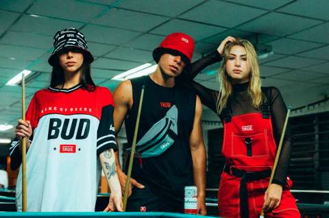 Budweiser hace su primera colaboración con una diseñadora colombiana