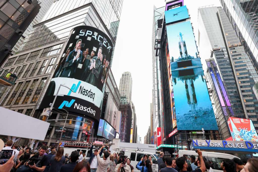 NEW YORK (United States), 12/06/2026.- SpaceX founder and CEO Elon Musk is shown on a screen celebrating the company’s debut on the Nasdaq market in New York, New York, USA, 12 June 2026. SpaceX begins trading following the biggest initial public offering ever. (Nueva York) EFE/EPA/SARAH YENESEL
