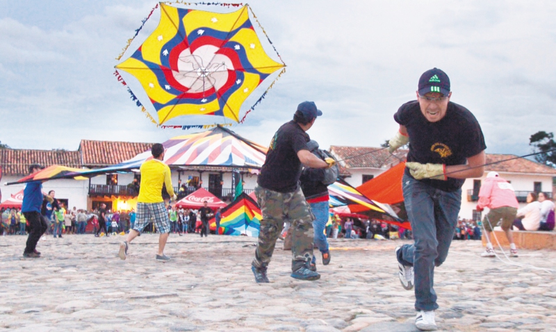 Festival de Cometas en Villa de Leyva. 16 de agosto 2015..A pesar de la lluvia, miles de familias volaron cometas de todo tipo de tama