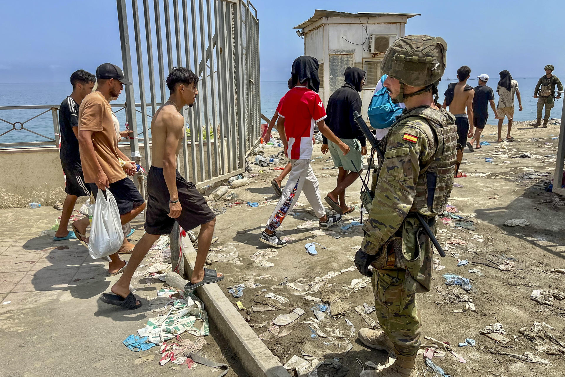 FOTODELDÍA - CEUTA, 31/07/2026.- Un gran número de inmigrantes regresan a pie a su país de origen (Marruecos), este viernes. El número de cadáveres encontrados en las últimas horas en la costa de la ciudad española de Ceuta tras la entrada masiva de personas procedentes de Marruecos asciende ya a 43, informaron a EFE fuentes policiales. Las fuerzas de seguridad y los servicios de emergencia siguen localizando algunos cuerpos de las miles de personas, sobre todo marroquíes y argelinos, que se lanzaron al mar desde las costas marroquíes de Castillejos para intentar alcanzar la costa ceutí a nado en los últimos días; y no se descarta que la cifra continúe aumentando. EFE/Reduan Dris