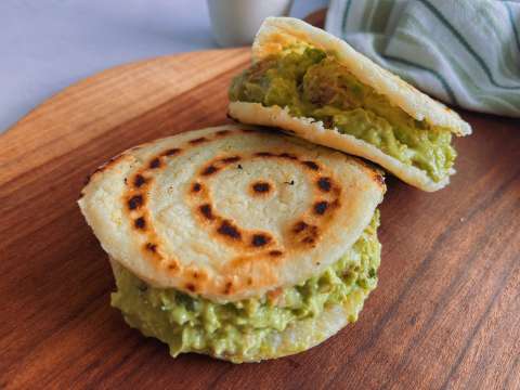 Con aguacate y pollo: así se prepara esta arepa rellena latinoamericana