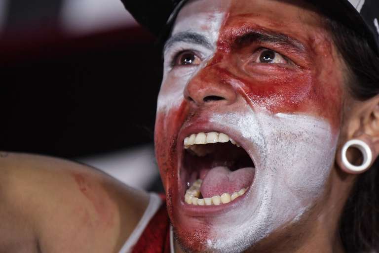 A pesar de la desventaja numérica, el embajador insistió y en el 90+1, Leonardo Castro marcó su doblete para poner el definitivo 3-2, que celebró la hinchada de Santa Fe.