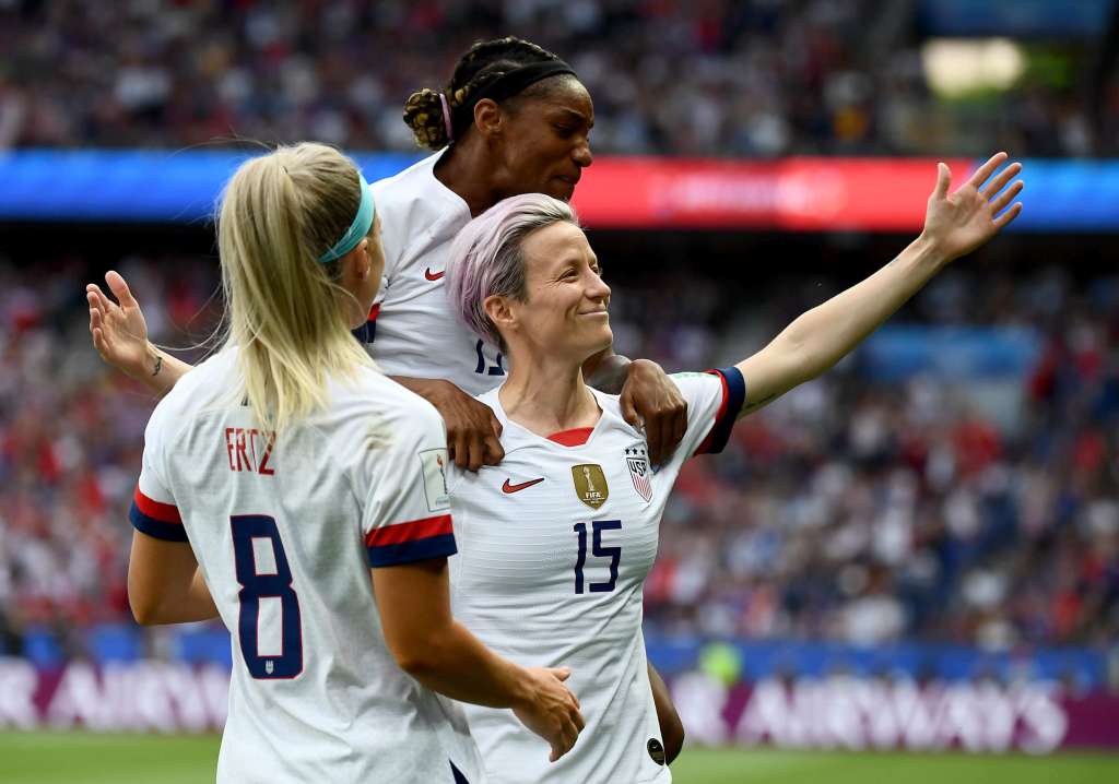 La volante Megan Rapinoe demandó a la Federación de Fútbol de Estados Unidos porque las mujeres ganan menos que sus colegas hombres. / AFP